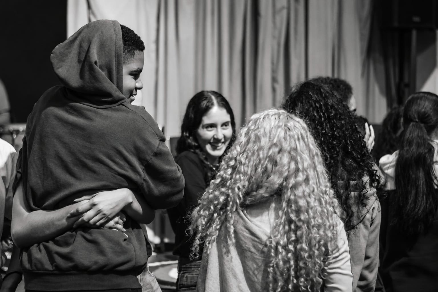 Abraço entre participantes no Tamu Junto Viva Mais