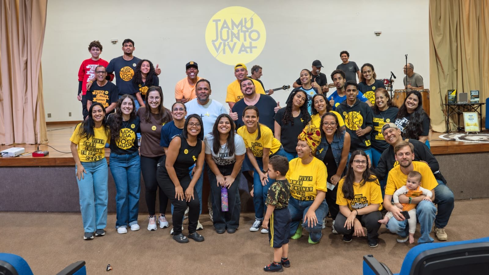 Equipe de voluntários do Tamu Junto Viva Mais em São Vicente